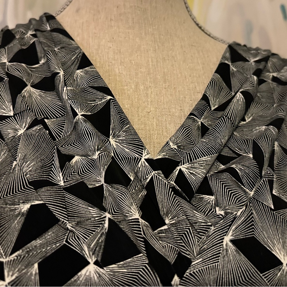 EUC ALFANI S top in contemporary black and white